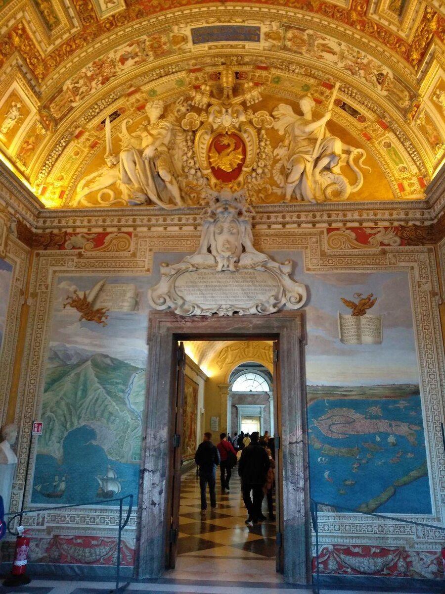 Двери в картографическом зале музея Ватикана