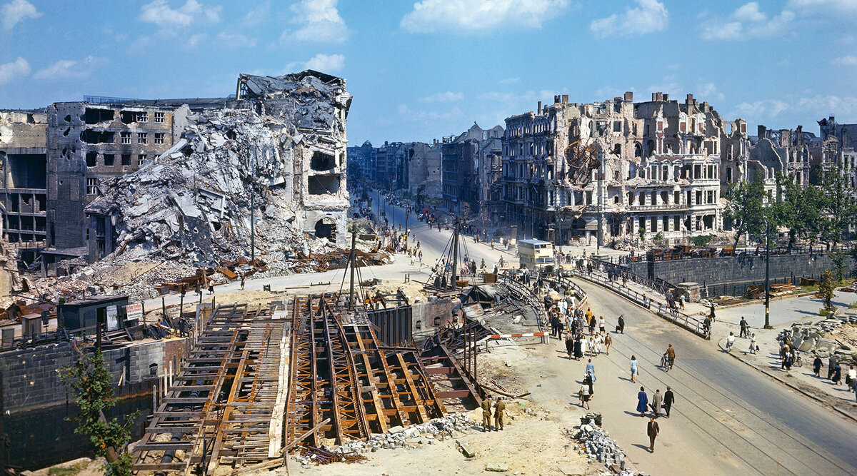 СТОЛИЦА ТЫСЯЧЕЛЕТНЕГО РЕЙХА  - БЕРЛИН. МАЙ 1945 ГОДА.