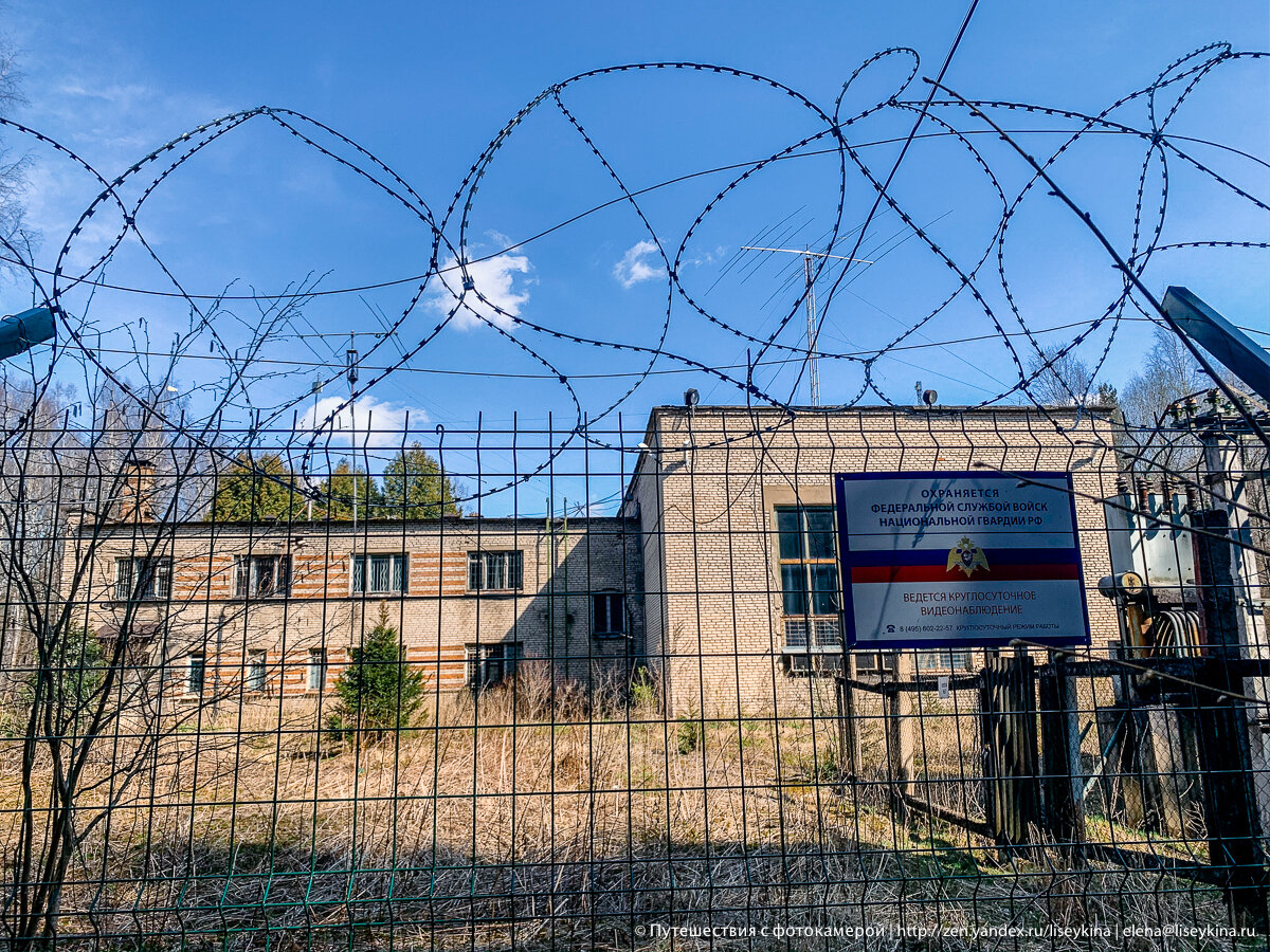 Гуляли по лесу и вышли к полузаброшенному антенному полю. А еще в лесу обнаружили странное здание за колючей проволокой