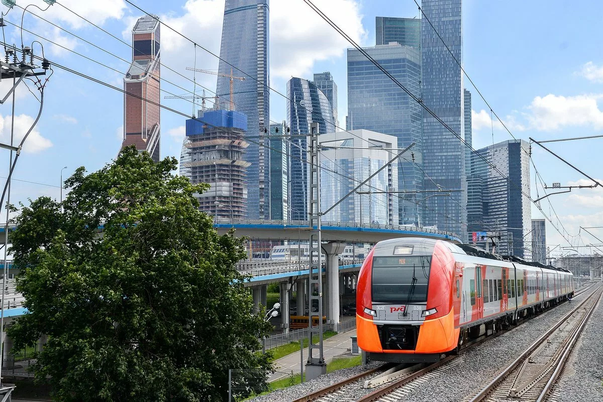 Московский центральный. Поезд Ласточка Москва МЦК. Московское центральное кольцо. Ласточка МЦК Москва Сити. МЦК Московское центральное кольцо.