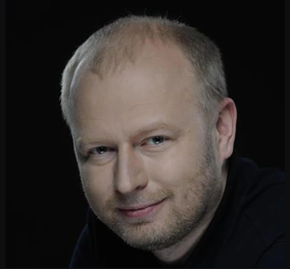 Будучи ребенком, выросшим в Латвии в 1980-х годах, он наблюдал, как его родители теряли все, когда в 1991 году распался Советский Союз, и «деньги стали бумагой». 