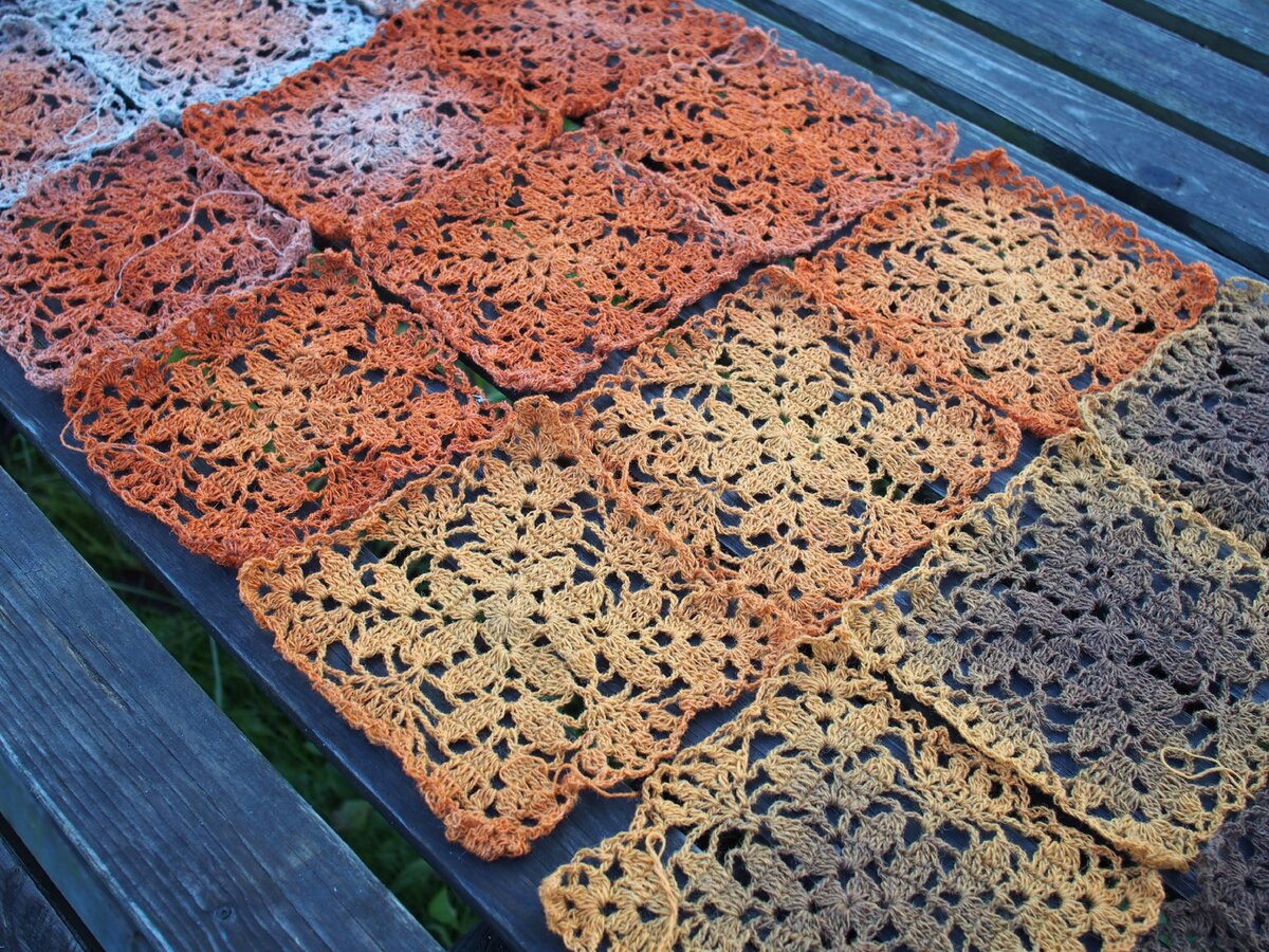 Мотивы по этой схеме из пряжи Кауни расцветка Грей-оранж