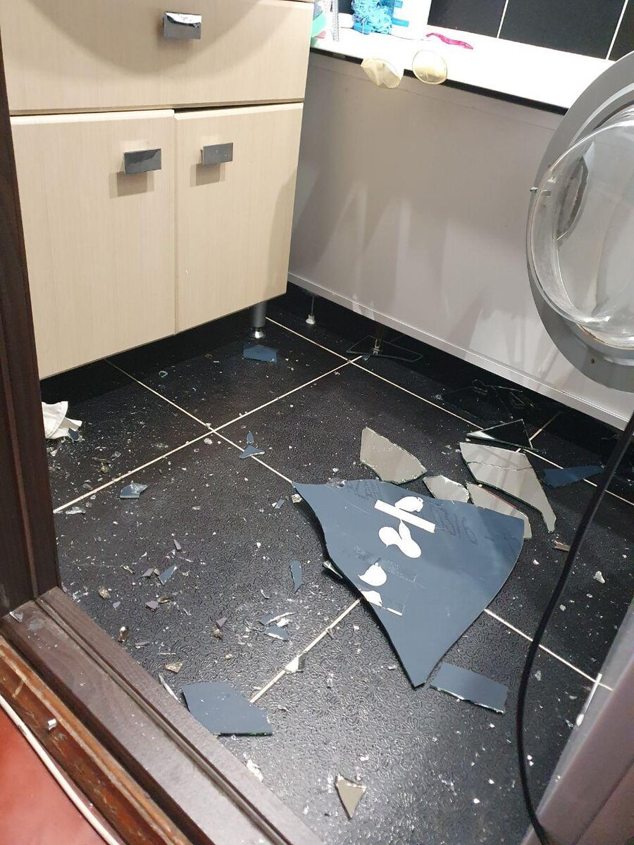 Разбилось зеркало само. Разбитое зеркало в ванной. Разбитое зеркало на полу. Стекла на полу разбитое. Сломанное зеркало.