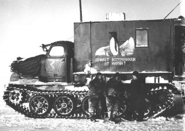 Нашел в Арктике легендарный тяжелый артиллерийский тягач АТ-Т - настоящий танк в гражданской одежде