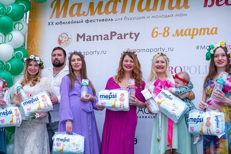 Мамочки с подарками за дефиле 