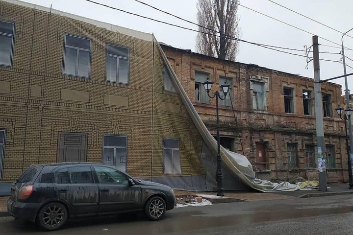 Жизнь, которую я трачу на покраску тряпки, покрывающей разрушенное здание. Прямо как чиновники к приезду высокопоставленного лица.
