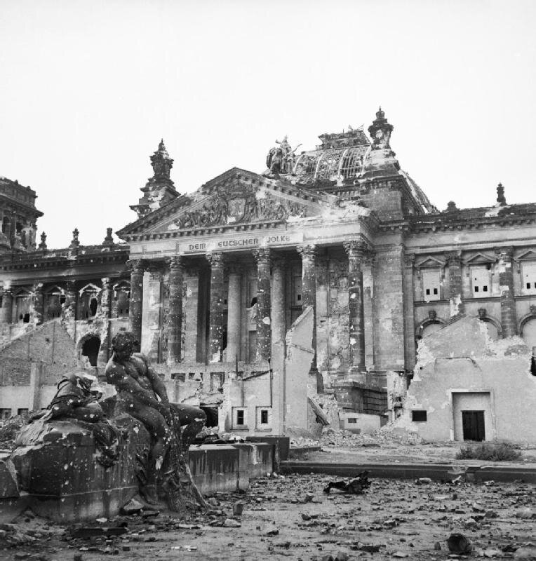 Установка советского знамени на крыше рейхстага май 1945 года