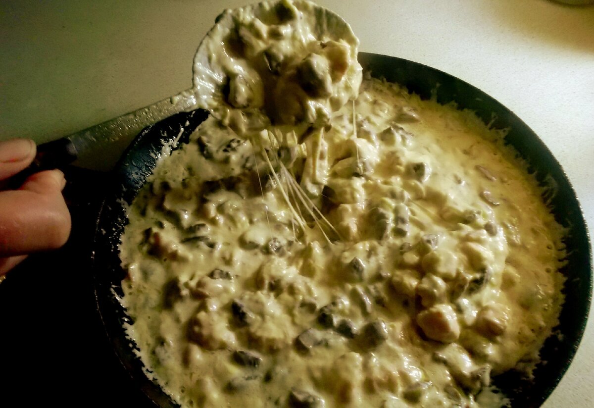 Ленивый жульен готовится на сковороде, а не в духовке