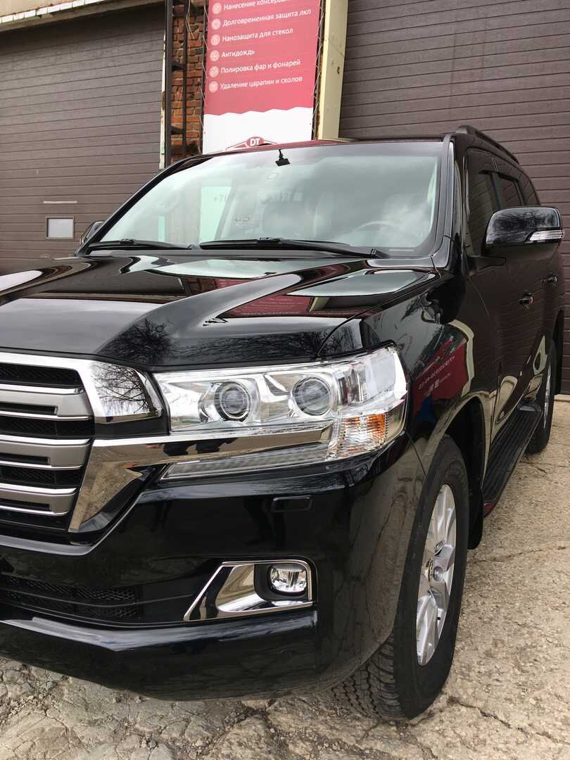 Эта часть машины заклеена Сантеком