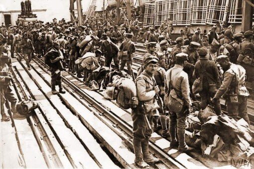 Греческие солдаты в измирском порту