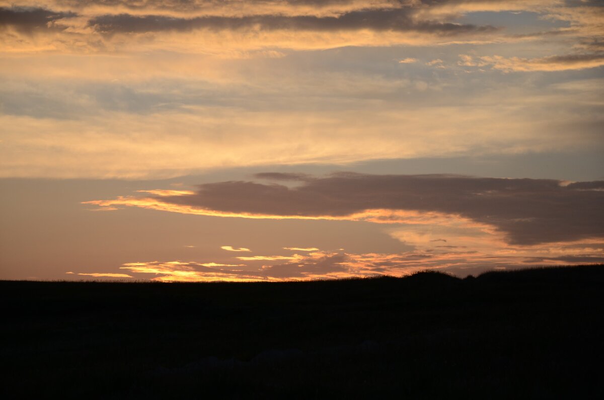 Небо над степью всегда прекрасно. Фото из личного архива автора.