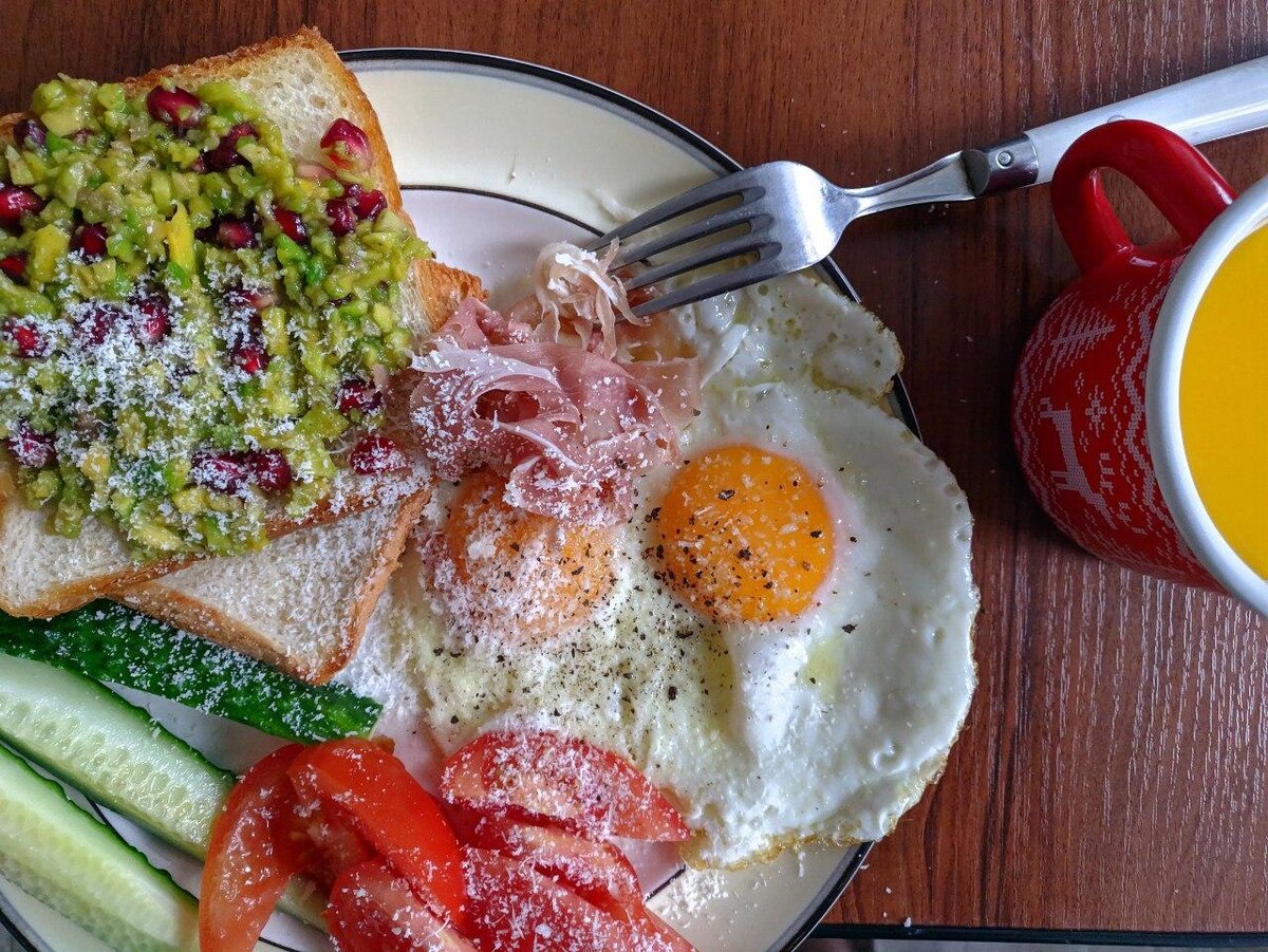 Гуакамоле с гранатом, пармская ветчина, 2 яичка, оливковое масло, пикорино 