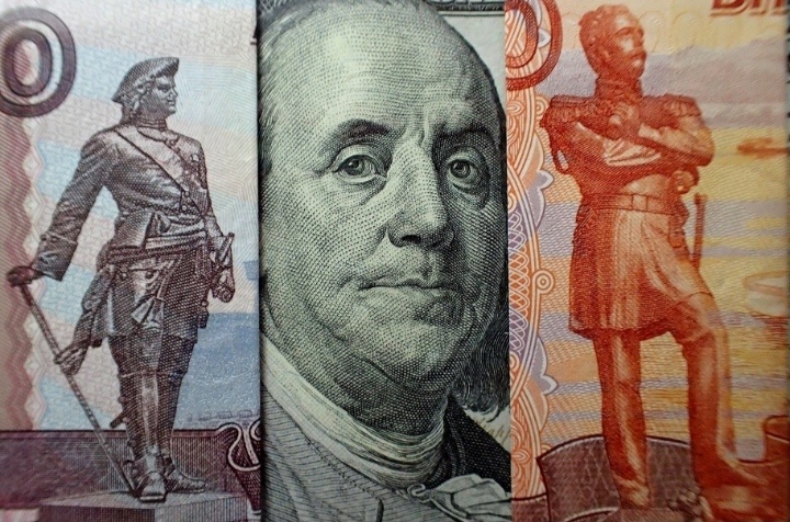 Курс доллара пошел на разворот
Москва, 14.05.2020
Курс доллара пошел на разворот

Вечером в среду российских рубль развернулся вниз к основным резервным мировым валютам на фоне негативных сигналов с внешних рынков. Так, по данным на 19:00 мск курс доллара на торгах Московской биржи составил 73,99 руб., что на 28,25 коп. выше уровня закрытия торгов вторника. Немного укрепилась и единая валюта ЕС, которая, прибавив за сутки 24,75 коп. торговалась по 80,18 руб.

На открытии торгов четверга курс доллара вырос на 10 копеек - 74,03 руб., курс евро укрепился на 5 копеек - 80,00 руб.

Рубль накануне развернулся вниз, как в паре с долларом, так и в паре с евро после того, как глава ФРС США Джером Пауэлл заявил о высоких рисках долгосрочного ущерба в американской и мировой экономике из-за эпидемии коронавируса COVID-19.


 
«Масштаб и скорость нынешнего экономического спада не имеют прецедентов, - признался руководитель американского регулятора. – Текущая рецессия значительно хуже любой другой, отмечавшейся после Второй мировой войны».

Кроме того, Пауэлл отметил, что восстановление экономики США будет длительным, а предоставление дополнительной помощи домовладельцам и бизнесу со стороны государства является оправданным, если оно хочет избежать долгосрочного ущерба для дальнейшего развития страны. Он также считает, что властям необходимо потратить ещё больше ресурсов, чтобы быстрые меры, принятые ими в ответ на кризис, вызванный пандемией коронавирусом, не прошли даром.


При этом глава Федрезерва не сделал никаких комментариев относительно отрицательных процентных ставок, о чём, в частности говорил ранее президент США Дональд Трамп. ЩаНапомним, глава Белого дома во вторник через свой микроблог в Twitter призвал ФРС снизить процентные ставки до отрицательных величин.


 
«Пока другие страны получают выгоду от отрицательных процентных ставок, США тоже должны принять этот «подарок». Большие цифры!», - написал американский лидер.

Однако Пауэлл никак на этот призыв президента не отреагировал, что вызвало сильное разочарование у инвесторов, которые моментально стали терять интерес к рисковым активам, к которым относится и рубль.

Неоднозначно реагируют рынки и на новости, связанные с пандемией коронавируса COVID-19. С одной стороны, всё больше стран начинают ослаблять карантинные меры, введенные ранее для борьбы с распространением инфекции. Это естественно положительно оценивается инвесторами. Но с другой стороны, серьёзные опасения у них вызывают разговоры о возможности второй волны эпидемии. В частности, новые случаи COVID-19 продолжают регистрироваться в китайском Ухане. По-прежнему, очень сложная ситуация в США. Так, по мнению одного из ведущих экспертов Белого дома по борьбе с коронавирусом врача-инфекциониста Энтони Фаучи, ослабление ограничительных мер неизбежно приведёт к дополнительному числу инфицированных коронавирусом, а возможно и к новой волне заболевания.


 
Кроме того, курс рубля продолжает реагировать на мировые цены на нефть, которые пошли вниз вчера на фоне очередного понижения ОПЕК прогноза спроса на «чёрное золото». Так, по данным на 19:00 мск на торгах Лондонской биржи стоимость июльских контрактов на нефть сорта Brent опускалась на 1,4%% – до 29,56 долл. за баррель. В свою очередь на торгах Нью-Йоркской биржи июньские фьючерсы на нефть марки WTI потеряли в цене 0,93% и уходили по 25,54 долл. за бочку.

Прогноз экспертов

Все эти внешние факторы в совокупности сыграли в среду против курса рубля. Между тем Андрей Кадулин из банка «Санкт-Петербург» считает, что для большинства мировых рынков источником негатива помимо указанных факторов стали попытки официального Вашингтона переложить ответственность за экономические потери последних недель на Пекин. При этом он напомнил, что вчера, группа американских сенаторов вынесла на рассмотрение законопроект, согласно которому предполагается введение санкций против Поднебесной, если власти этой страны не станут содействовать в расследовании причин вспышки COVID-19.

При этом, по его словам, рубль, несмотря на вечернее ослабление в целом весь день стабильно торговался вблизи 73,5-73,60 руб. По его мнению, динамика в российском сегменте пока останется сдержанной, а котировки Brent на текущих уровнях вблизи 29-30 долл. за баррель выглядят вполне сбалансированными, хотя и не являются фактором поддержи рубля.

Однако, как он полагает, противостоять доллару и евро нашей валюте может поспособствовать повышенный интерес инвесторов к российским активам, на фоне усиливающихся ожиданий смягчения ДКП со стороны ЦБ РФ.  

«Это кстати подтверждается итогами последнего аукциона по размещению ОФЗ, на котором был размещён максимальный объём за последний год. В этих условиях можно прогнозировать, что при всех негативных внешних факторах курс рубля к доллару до конца недели вероятно сохранится в коридоре 73,00-74,50 руб.», – резюмировал Кадулин.

В свою очередь аналитики «Сбербанка КИБ» Юрий Попов и Николай Минко также прогнозируют, что уже сегодня рубль может вернуться в диапазон 73,00-73,50 на фоне спроса иностранцев на ОФЗ и возможного разворота цен на нефть.

Олег Кочетков из МТС Банка полагает, что до конца рабочей недели курс нацвалюта не ждут серьёзные колебания.

«Да, на рубль вчера действительно повлияли внешние факторы, однако на локальном валютном рынке значимых изменений в ближайшие дни я всё-таки не жду. Мой прогноз такой: сегодня и в пятницу рубль будет торговаться в паре с долларом в коридоре 73,00-74,00», – предположил он