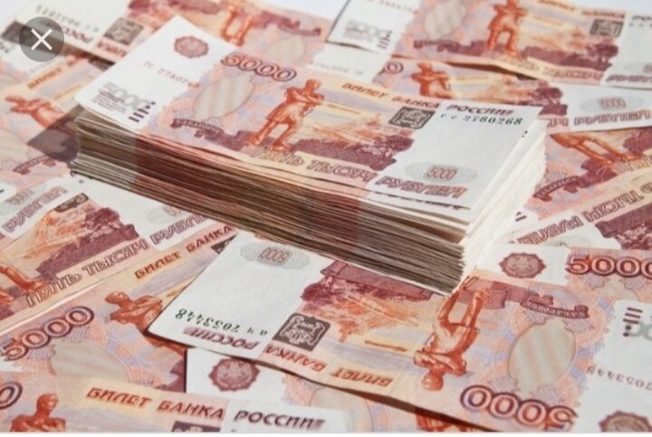 
Раз в год Банк России открывает двери, чтобы показать жизнь денег – от выпуска до утилизации. В манящий монетно-бумажный мир попала и корреспондент ГТРК «Южный Урал» Наталья Драчёва.

Такая машина нужна тем, кто считает много денег. Купюры аппарат сортирует по карманам, определяет фальшивые, выбрасывает ветхие. Здесь же может их уничтожить. Эксперты рассказывают, как пачки банкнот превращаются в аккуратные брикеты.

«Здесь приблизительно 5 корешков, полпачки, судя по цвету, это были 100-рублевые купюры, здесь 50 тысяч рублей в маленьком брикете», – говорит эксперт Банка России Дмитрий Белозеров.

