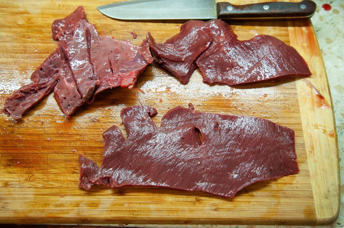 Нарезка из говяжьего сердца. Блюда из свиного сердца. Сердце говяжье варка. Приготовленное говяжье сердце фото. Человеческое мясо вареное.