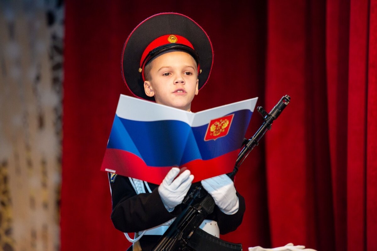 Кадет Радумльского лицея-интерната Арсений Трофимов принимает торжественную клятву кадета