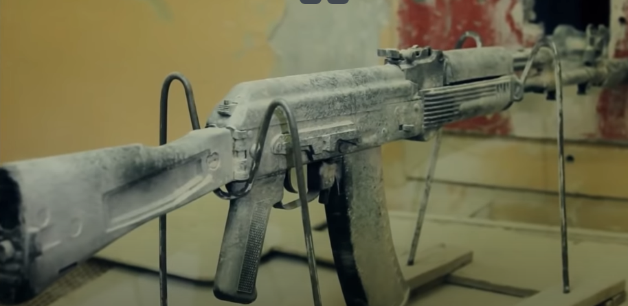 Испытание ак 47. Испытание ак 47. Калашников сцены из фильма. Автомат калашникова испы. Ак12 сгоревший.