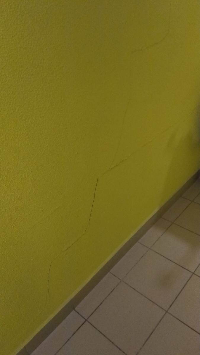 Сквозные трещины в подъезде, сами стены пеноблочные, на это явно указывает рисунок трещин.