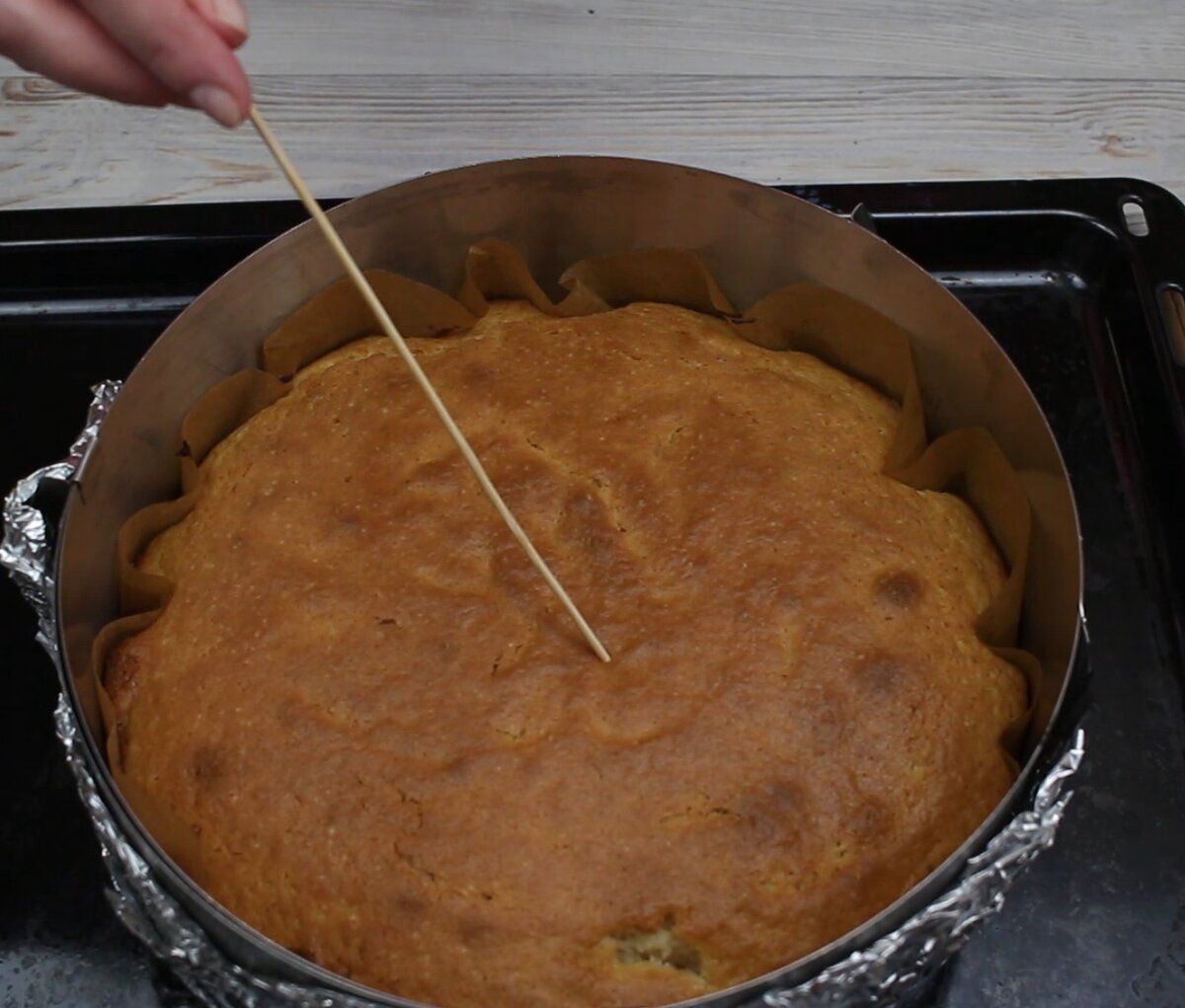 Пирог с карамелизированным луком и сыром