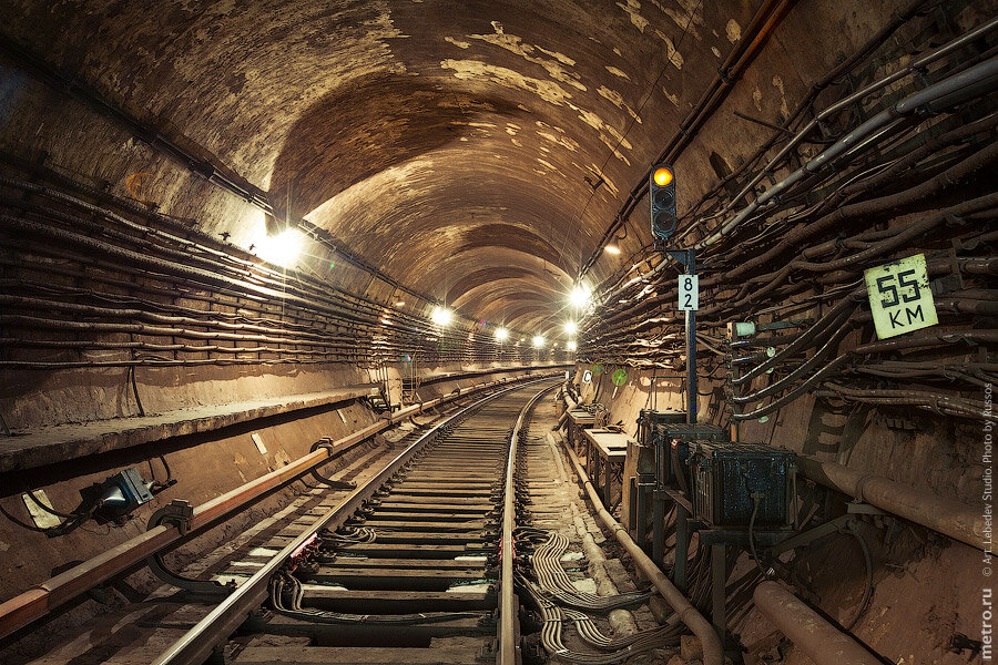 монтер метро. тоннель московского метро. служба пути московского метрополитена. смоленская станция метро филёвская линия тоннель. метро новосибирск 1986.