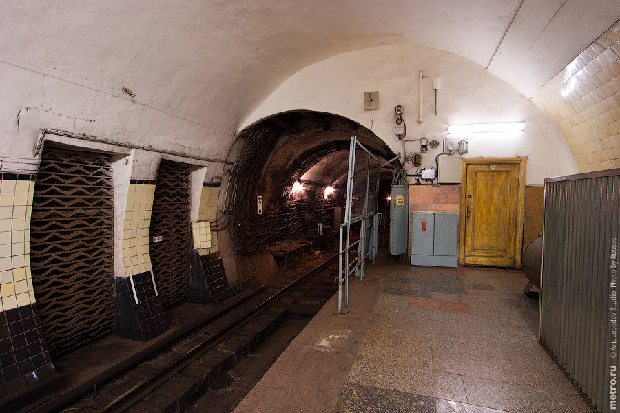 Гермозатвор в метро 2033. Вестибюль станции красные ворота. Гермозатвор сработал на арбатской. Гермодверь метрополитена. Гермозатвор сработал на арбатской.
