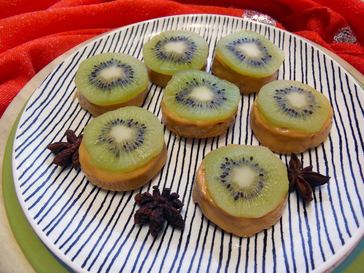 Ленивые пирожные из бисквита на варёной сгущёнке