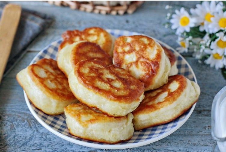 Ингредиенты: 
Кефир – 250 мл; 
Мука – 180 г (примерно); 
Сахар – 1 ч. л.; 
Соль – 1 щепотка; 
Сода – 1 ч. л.; 
Растительное масло – 3 ст. л. 