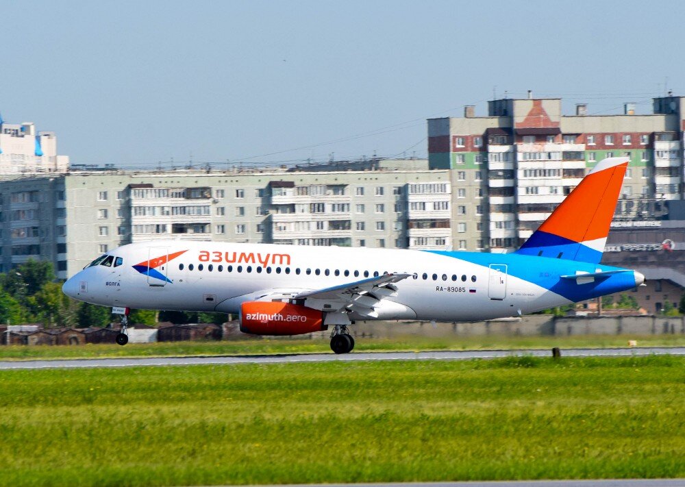 Суперджет 100-95LR, RA-89085 "Волга" в аэропорту Омск-Центральный
