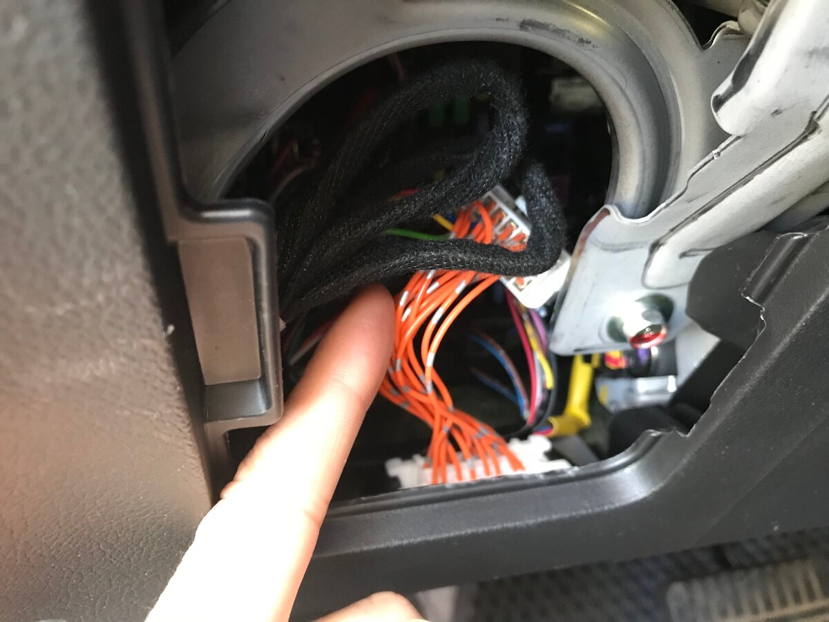 Подсоединяется к штатной системе без врезки