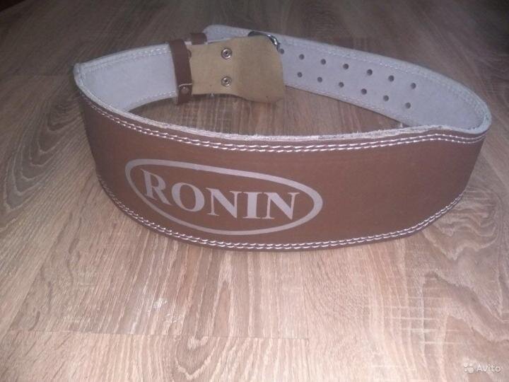Описание: Пояс тяжёло-атлетический RONIN, кожаный, ширина 10см. Мягкая подкладка спины с усилением. Выдерживает усилие до 300 кг. Класс Люкс. Цвета: коричневый, бежевый. Производство Пакистан.