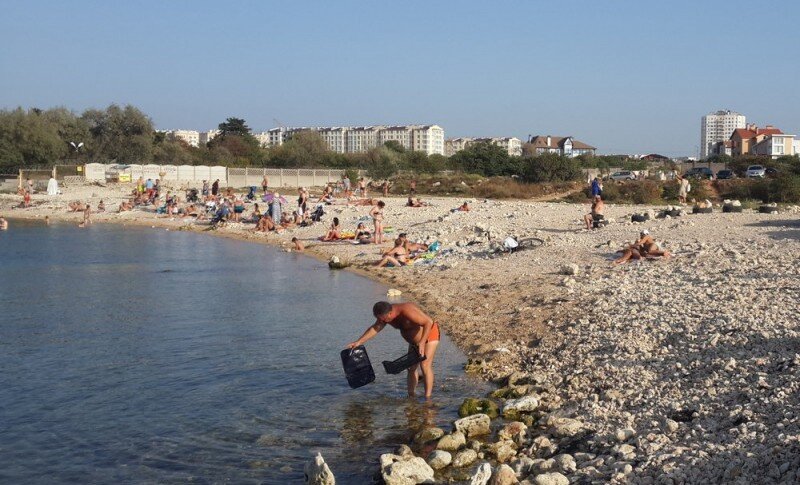 http://crimeareview.ru/crimean-news/110-vlasti-sevastopolja-hotjat-kontrolirovat-kolichestvo-ljudej-na-pljazhah.html