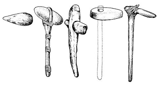 Орудия труда древних людей. Каменные наконечники сделаны в виде симметричной капли.