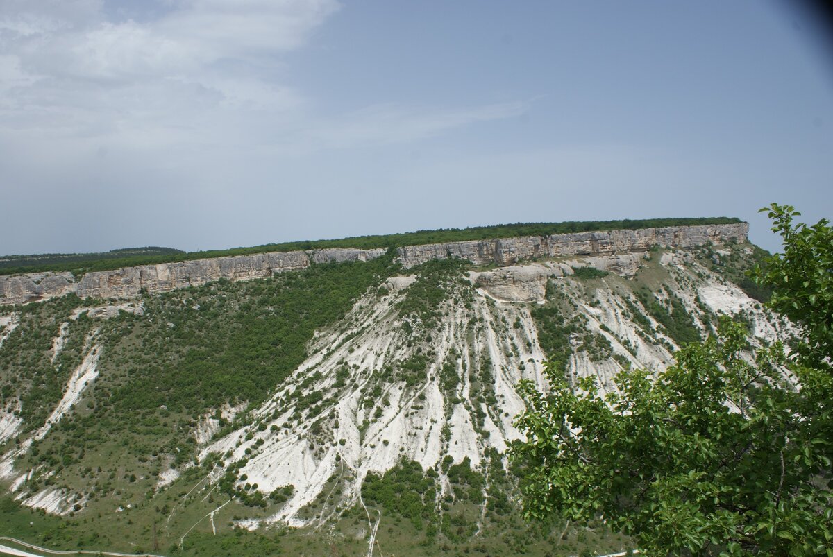  Фото автора. Пейзаж у пещерного города "Чуфут-Кале". Бахчисарай.Крым. 2019. Похоже на взлетную полосу?