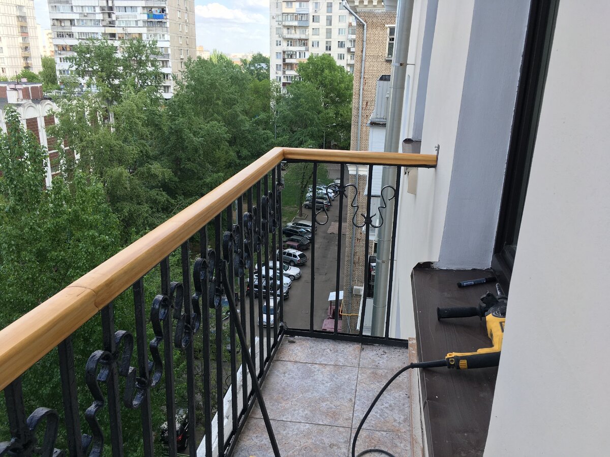 Розетка на балконе. Отделка открытого балкона без остекления. Открытый балкон. Открытая лоджия. Французский балкон.