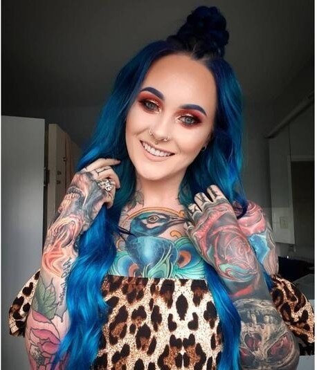 Татуировки дополняют её красоту