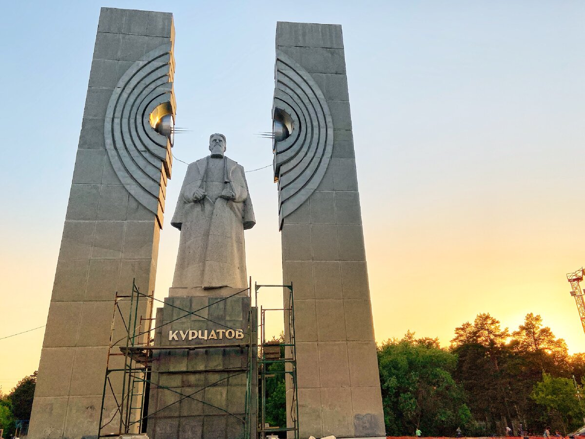 Памятник курчатову в челябинске рисунок