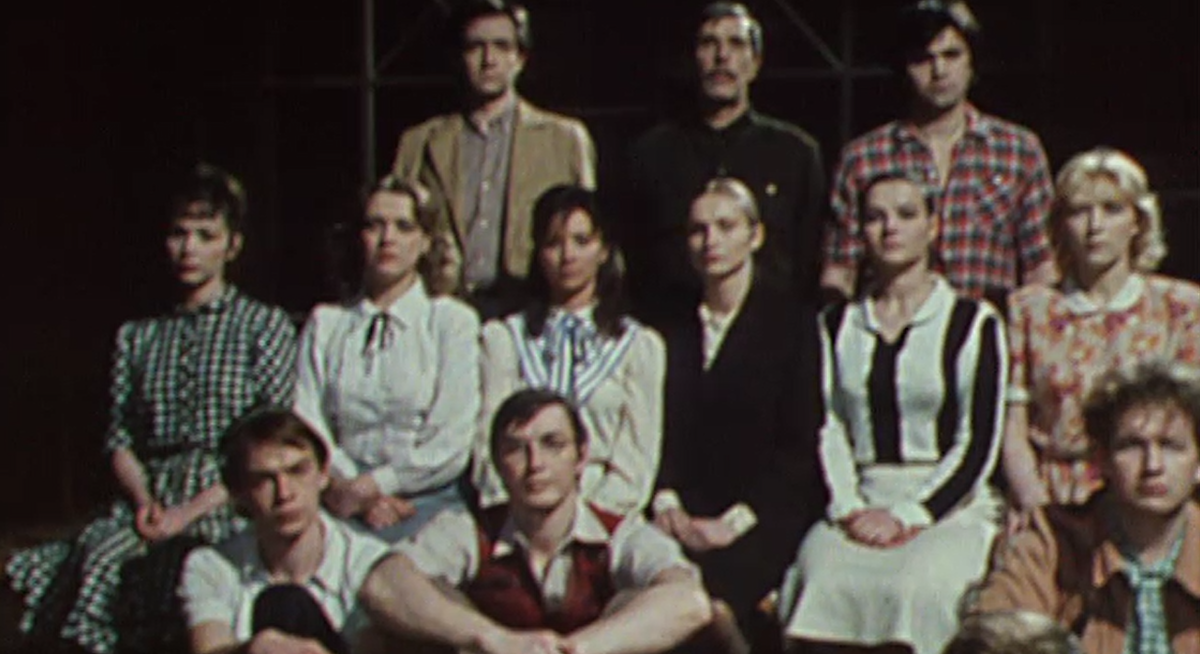 Кадр из телеспектакля "Завтра была война" (1990)