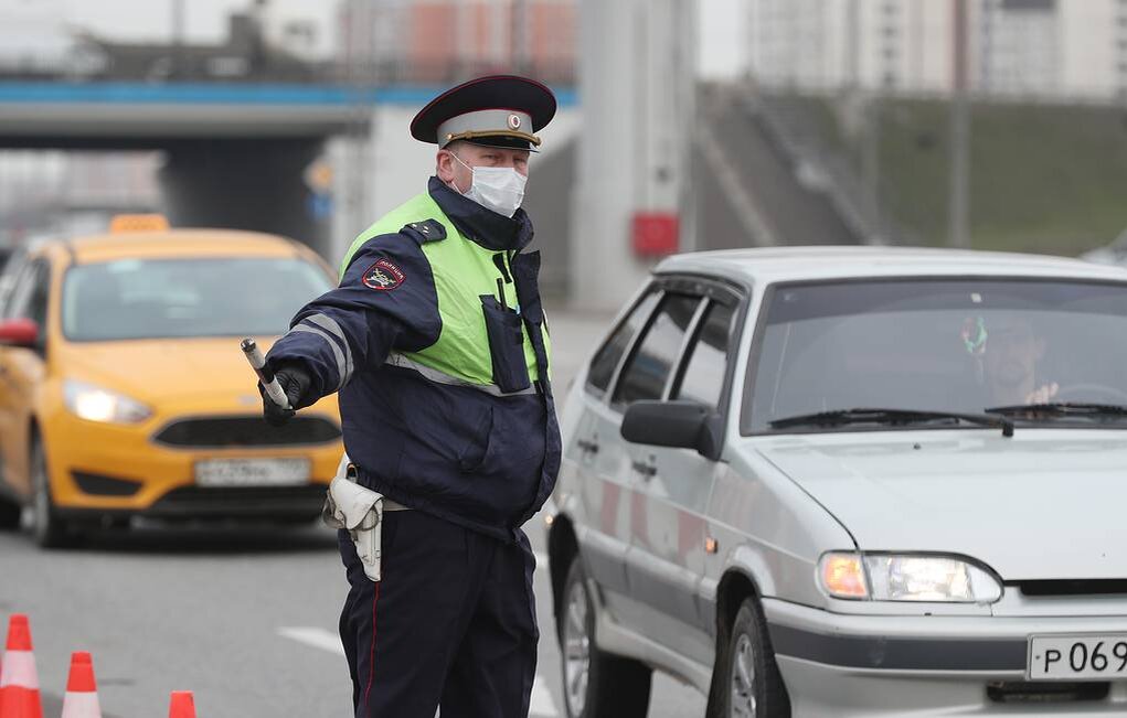 сотрудник гибдд. дпс остановили. пост дпс. добрый гаишник. гаишник останавливает машину.
