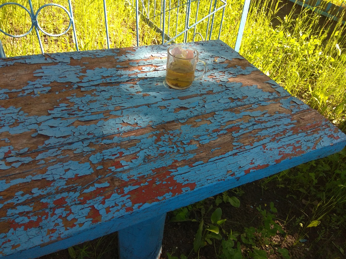 Стакан с водой на кладбище.