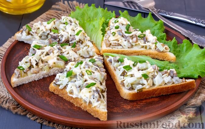 хлеб для тостов, шампиньоны, сыр твёрдый, лук репчатый, огурцы солёные, майонез, масло растительное, листья салата, лук зелёный