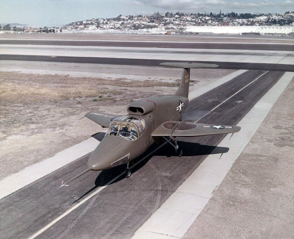Ryan XV-5 Vertifan на рулёжке аэродрома. Фото: USAF