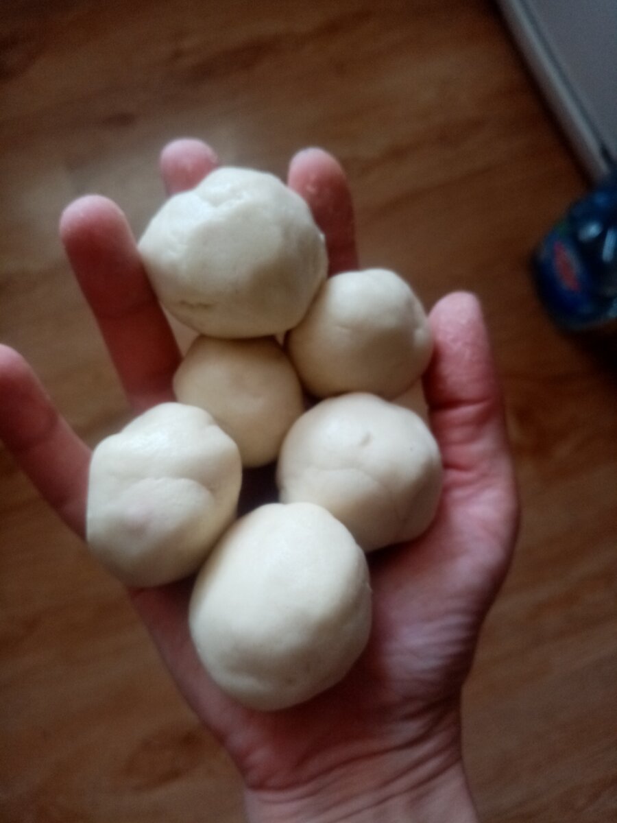 Вот такие шарики, пирожки с игрушечной начинкой