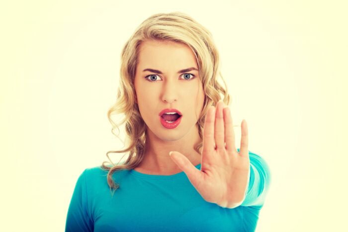 Девушка сказала "НЕТ"- Стоит ли продолжать попытки или "отстать"?