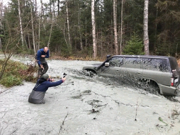 Один тащит  другого  морально поддерживает другого... а этот другой   в это время  фотографирует третьего,  в машине который, а заодно и себя, чтобы   позднее удивить народ свою неземной  красотой,   четвертый фотографирует  всю экспозицию.. Четвертый, я думаю, Ярослав и есть. Ибо фотка в его фотоаппарате.