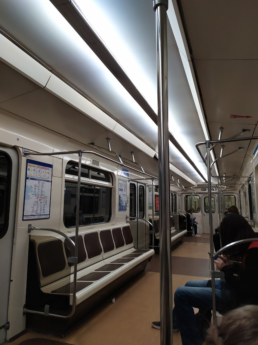 Пустынное дневное метро