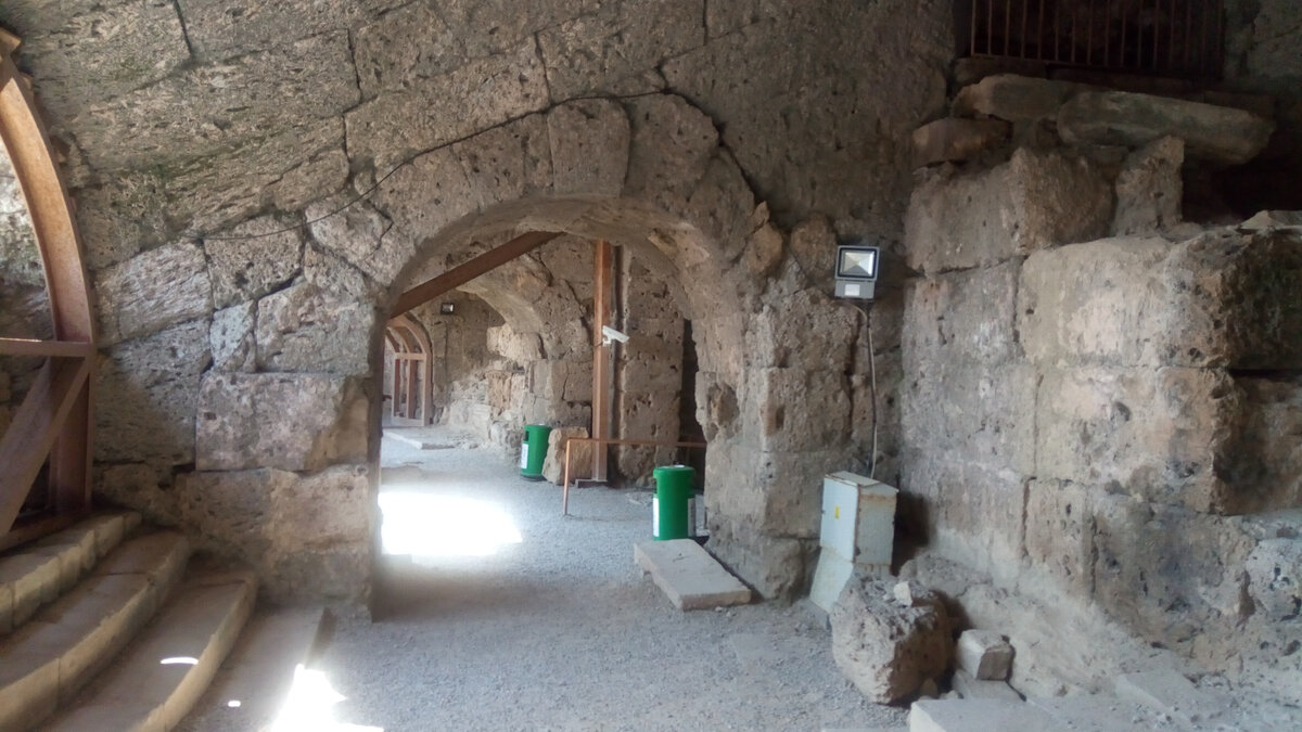 Купив билет и пройдя  турникет, через такие галереи выходим на трибуны амфитеатра