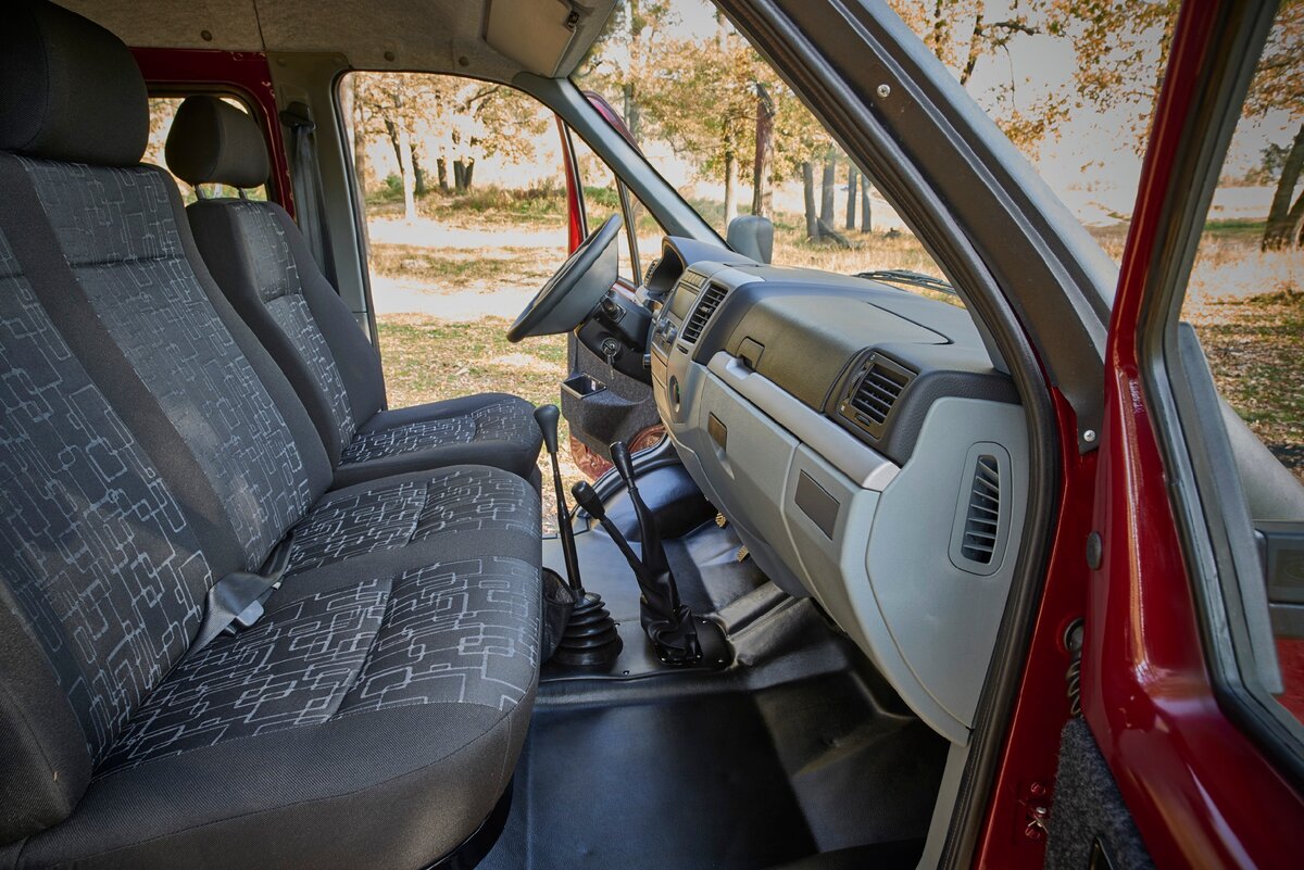 внутри кабины спереди  