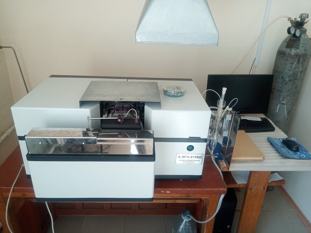 Лучший прибор из СССР на определение веществ  - атомно-абсорбционный спектрометр