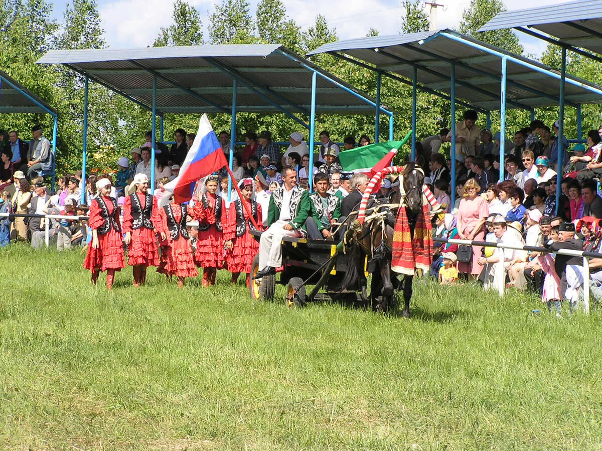 Одной из интересных народных традиций азербайджанцев является празднование Новруза. Новруз – праздник весны, наступления нового года. Азербайджанцы перед празднованием Новруза, отмечают ряд предыдущих дней, являющихся праздниками по случаю окончания Старого и наступления Нового года. Речь идет о четырех предпраздничных средах: Су Чершенбе (среда на воде), Одлу Чершенбе (среда на огне), Торпаг Чершенбе (среда на земле) и Ахыр Чершенбе (последняя среда). По народным поверьям, в первую среду обновлялась вода, стоячие воды приходили в движение. Во вторую – огонь, в третью – земля. В четвертую среду ветер раскрывал почки деревьев, и по народным приметам, наступала весна.