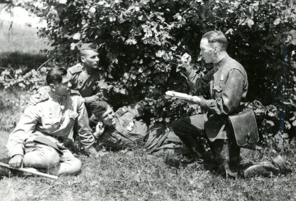 Михаил Львов читает бойцам стихи. Фото: ГУ «Объединенный государственный архив Челябинской области»